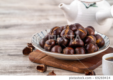 Chestnut chestnut chestnut roasted chestnut Roasted chestnut 焼き 栗 クリ くり 69269414