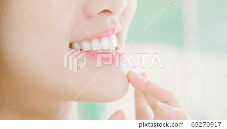 close up of girl teeth close up of girl teeth 69270917