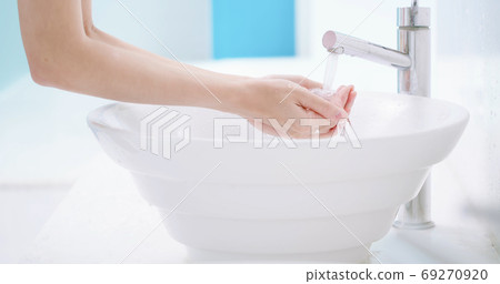 beauty woman wash her hands beauty woman wash her hands 69270920
