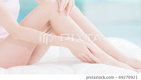 Beauty woman touch her leg Beauty woman touch her leg 69270921