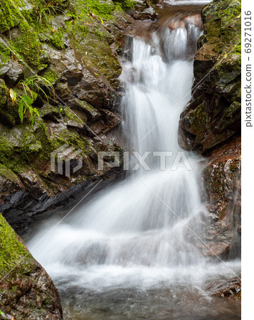 Okutama Shiraiwa waterfall and clear stream scenery 69271016