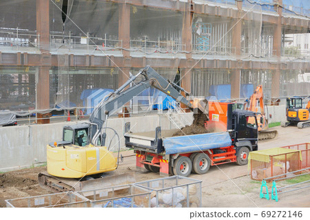 Accumulation of sediment from power shovel to dump truck 69272146