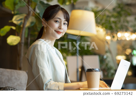 一個女人在一家咖啡館 一個女人在一家咖啡館 69273142