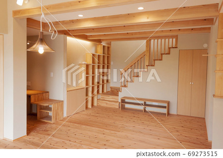 新建房屋的客廳和樓梯 69273515