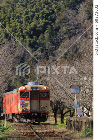 夷隅鐵道KIHA52號和KIHA28號列車抵達充滿懷舊氣息的里山站_照片拍攝於2017年1月21日 夷隅鐵道KIHA52號和KIHA28號列車抵達充滿懷舊氣息的里山站_照片拍攝於2017年1月21日 69273632