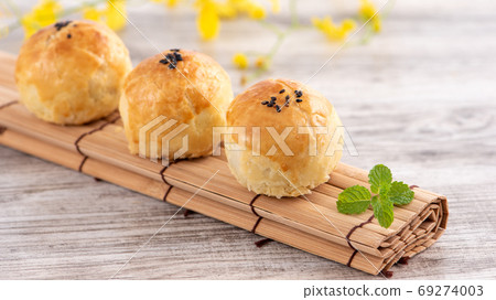 Mid-Autumn Festival Moon Cake Egg Yolk Cake Top View Mid-Autumn Festival Moon cake げっぺい 69274003