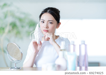 年輕女子擔心由於面膜粗糙的皮膚 69274025