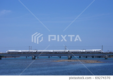 885系列在河上越過車站橋的側視圖。 69274370