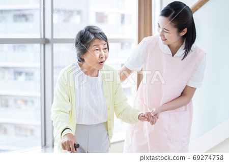 護理圖像高級婦女和照顧者的肖像 69274758