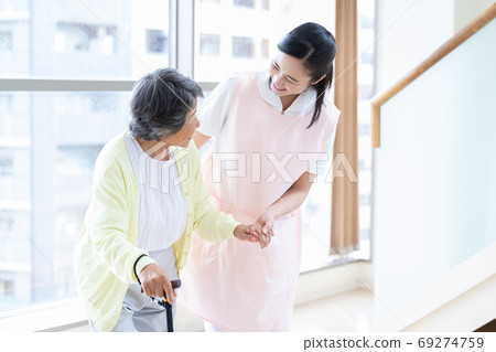 護理圖像高級婦女和照顧者的肖像 69274759
