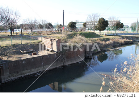 Sa玉縣上尾市的磚瓦屋頂排水溝 Sa玉縣上尾市的磚瓦屋頂排水溝 69275121