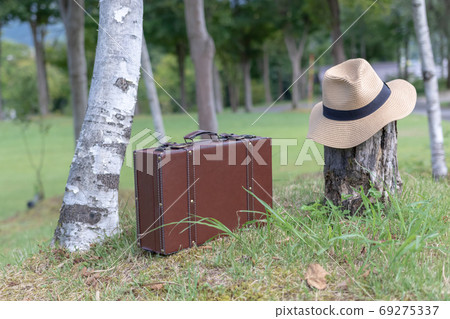 Travel bag and straw hat 69275337