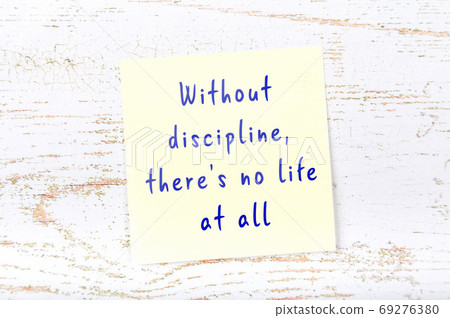 Wise quote on sticky note on wooden wall Wise quote on sticky note on wooden wall 69276380