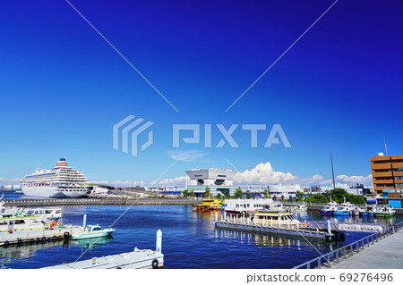 Yokohama Port coastal scenery 69276496