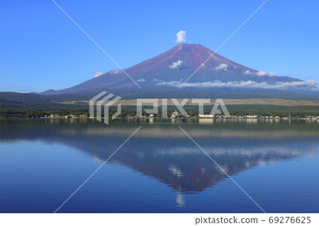 紅富士山中湖的倒富士 紅富士山中湖的倒富士 69276625