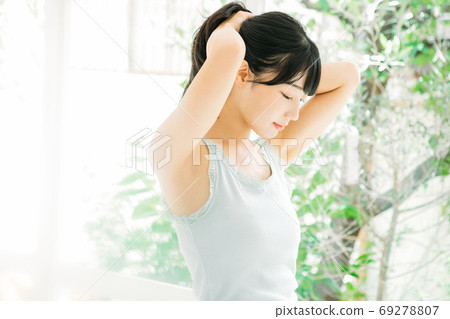 A young woman who binds her hair 69278807