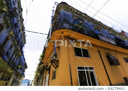 Old residential building in Havana, Cuba  69279461
