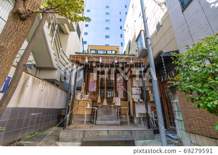 Nihonbashi Ningyocho, Chuo-ku, with a view of Nihonbashi Shichifukujin's Suehiro Shrine (Bisamonten), etc. 69279591