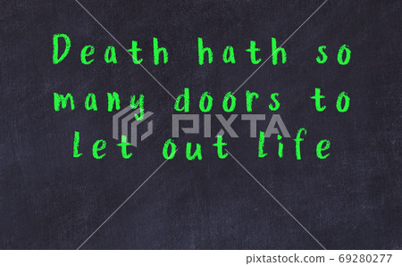 Chalk inscription of smart quote on black desk 69280277