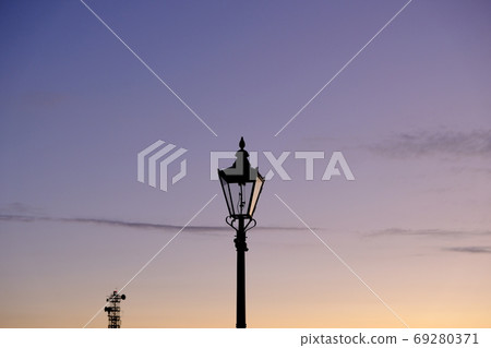 煤氣燈站在黃昏 69280371