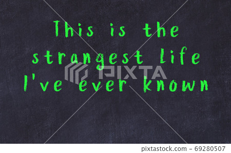 Chalk inscription of smart quote on black desk 69280507