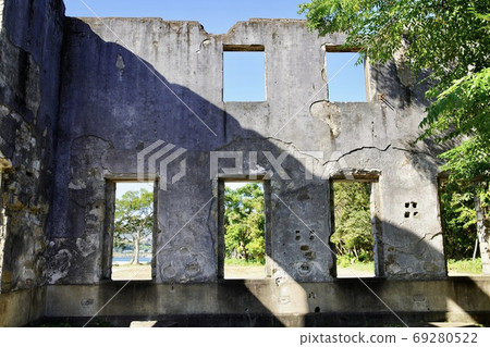 Decayed concrete wall Decayed concrete wall 69280522