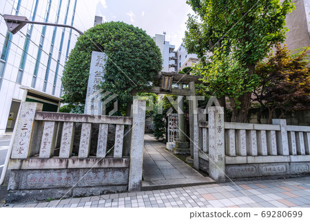 Tokyo cityscape in Japan: Nihonbashi Shichifukujin's Kasama Inari Shrine (Shourojin) = Nihonbashihama-cho, Chuo-ku Tokyo cityscape in Japan: Nihonbashi Shichifukujin's Kasama Inari Shrine (Shourojin) = Nihonbashihama-cho, Chuo-ku 69280699