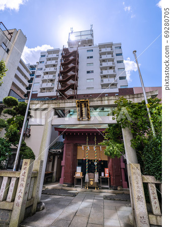 Tokyo cityscape in Japan: Nihonbashi Shichifukujin's Kasama Inari Shrine (Shourojin) = Nihonbashihama-cho, Chuo-ku Tokyo cityscape in Japan: Nihonbashi Shichifukujin's Kasama Inari Shrine (Shourojin) = Nihonbashihama-cho, Chuo-ku 69280705