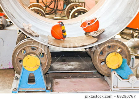 The process of manufacturing a cylindrical The process of manufacturing a cylindrical 69280767
