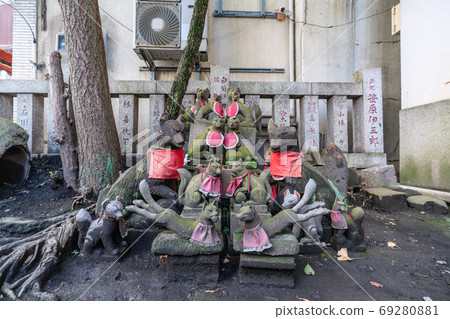 日本橋七福神的日本Ka間稻荷大社(Shourojin)的東京城市景觀。狐狸氾濫=中央區日本橋濱町 日本橋七福神的日本Ka間稻荷大社(Shourojin)的東京城市景觀。狐狸氾濫=中央區日本橋濱町 69280881