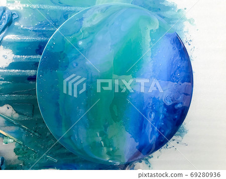 round glossy picture with the image 69280936