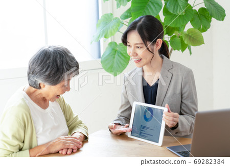 Senior who receives visiting consultation 69282384