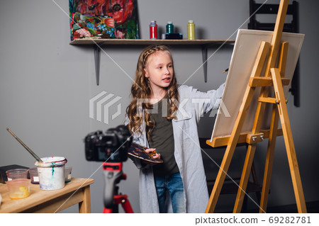 a young blogger girl at home leads a remote masterclass on drawing pictures during quarantine. a young blogger girl at home leads a remote masterclass on drawing pictures during quarantine. 69282781