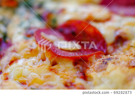 Macro shot of pepperoni pizza 69282873