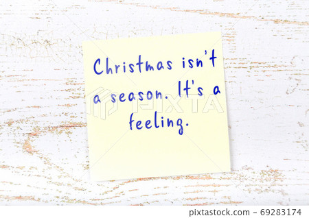 Wise quote on sticky note on wooden wall Wise quote on sticky note on wooden wall 69283174