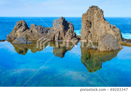 Ocean bathes lava pools Madeira Ocean bathes lava pools Madeira 69283347