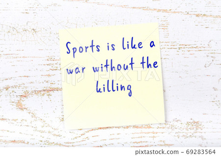 Wise quote on sticky note on wooden wall Wise quote on sticky note on wooden wall 69283564
