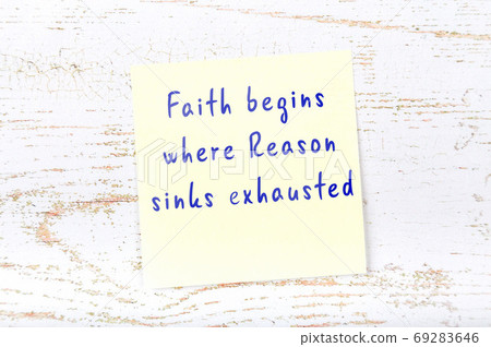 Wise quote on sticky note on wooden wall Wise quote on sticky note on wooden wall 69283646