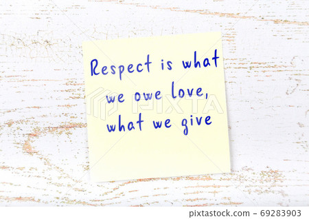 Wise quote on sticky note on wooden wall  69283903