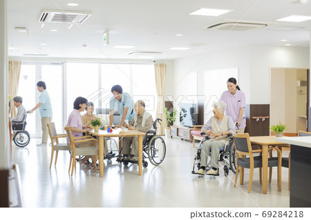 輪椅高級婦女和照顧者養老院 69284218