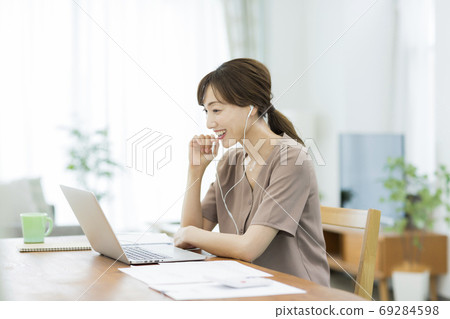 女人在家工作遠程工作 69284598