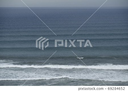 Take a photo of the swells of the aftermath of a typhoon off Otobe, Hokkaido 69284652