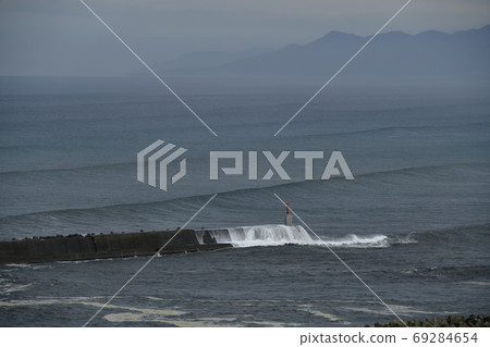 Take a photo of the swells of the aftermath of a typhoon off Otobe, Hokkaido 69284654