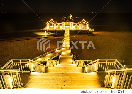 Pier in Sellin, the Jewel of Rugia Ruegen Baltic Coast i Pier in Sellin, the Jewel of Rugia Ruegen Baltic Coast i 69285401