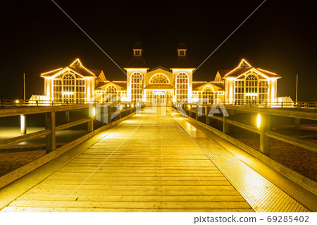 Sea bridge of Sellin, island Rugen in Germany 69285402