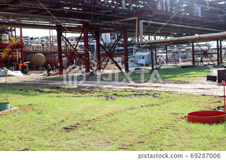 A construction site for the construction of an oil 69287006