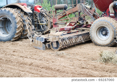 A tractor with a connected sowing unit, a combine 69287060