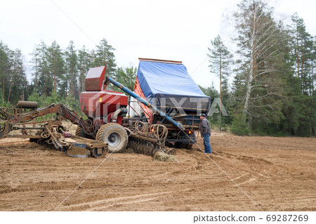 Sowing unit, combine harvester, seeder and lorry 69287269