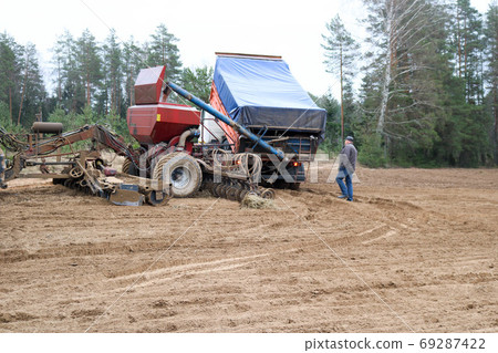 Sowing unit, combine harvester, seeder and lorry 69287422