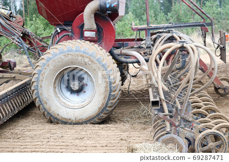 A large seeding unit, a combine with large wheels A large seeding unit, a combine with large wheels 69287471